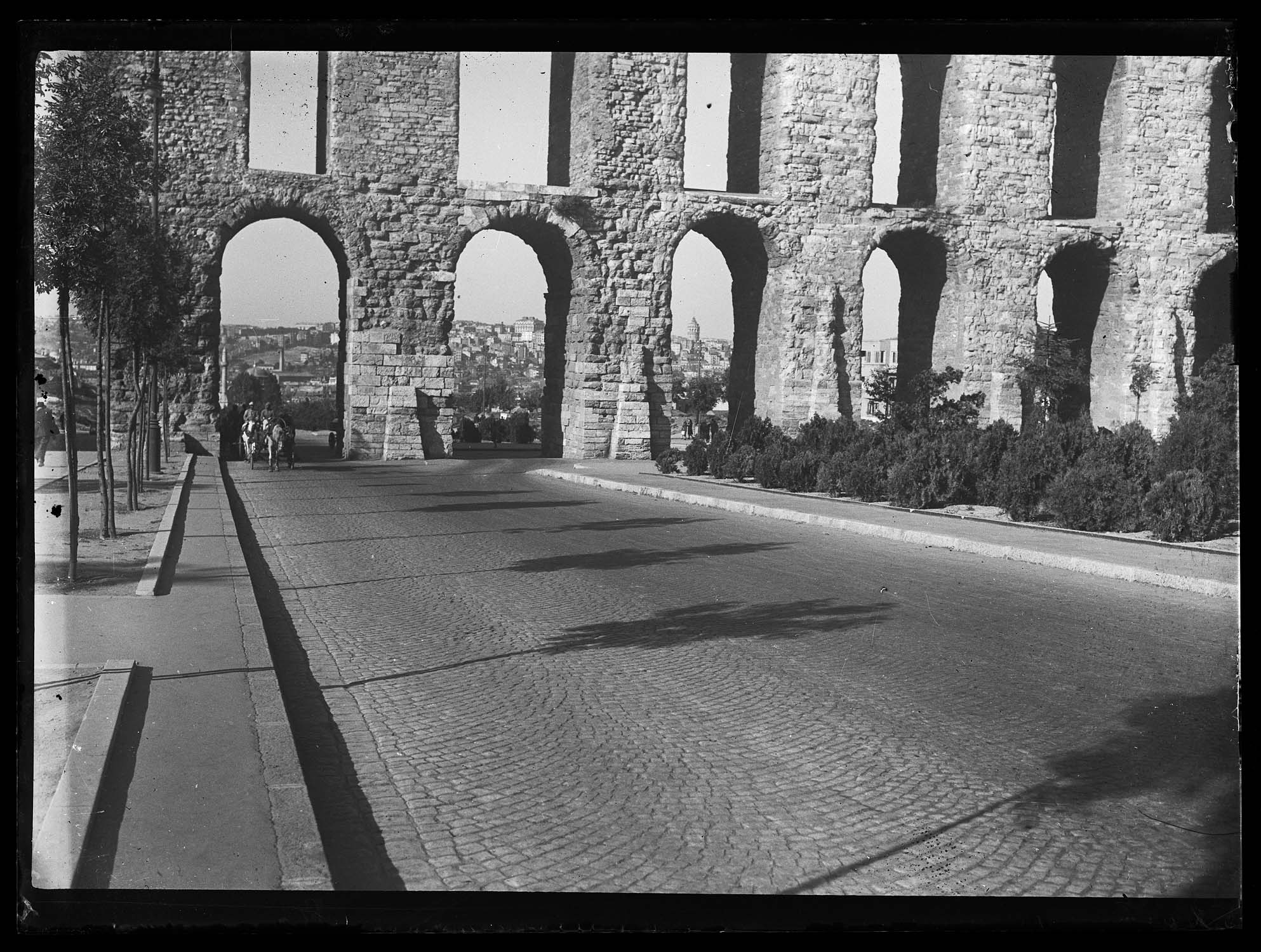 Le nouveau boulevard et l'aqueduc de Valens